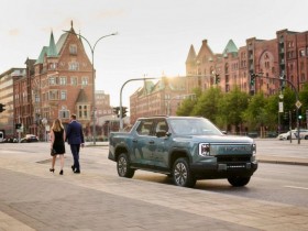 需要注意的是,千亿霸总雷军又给YU7车主开车门了